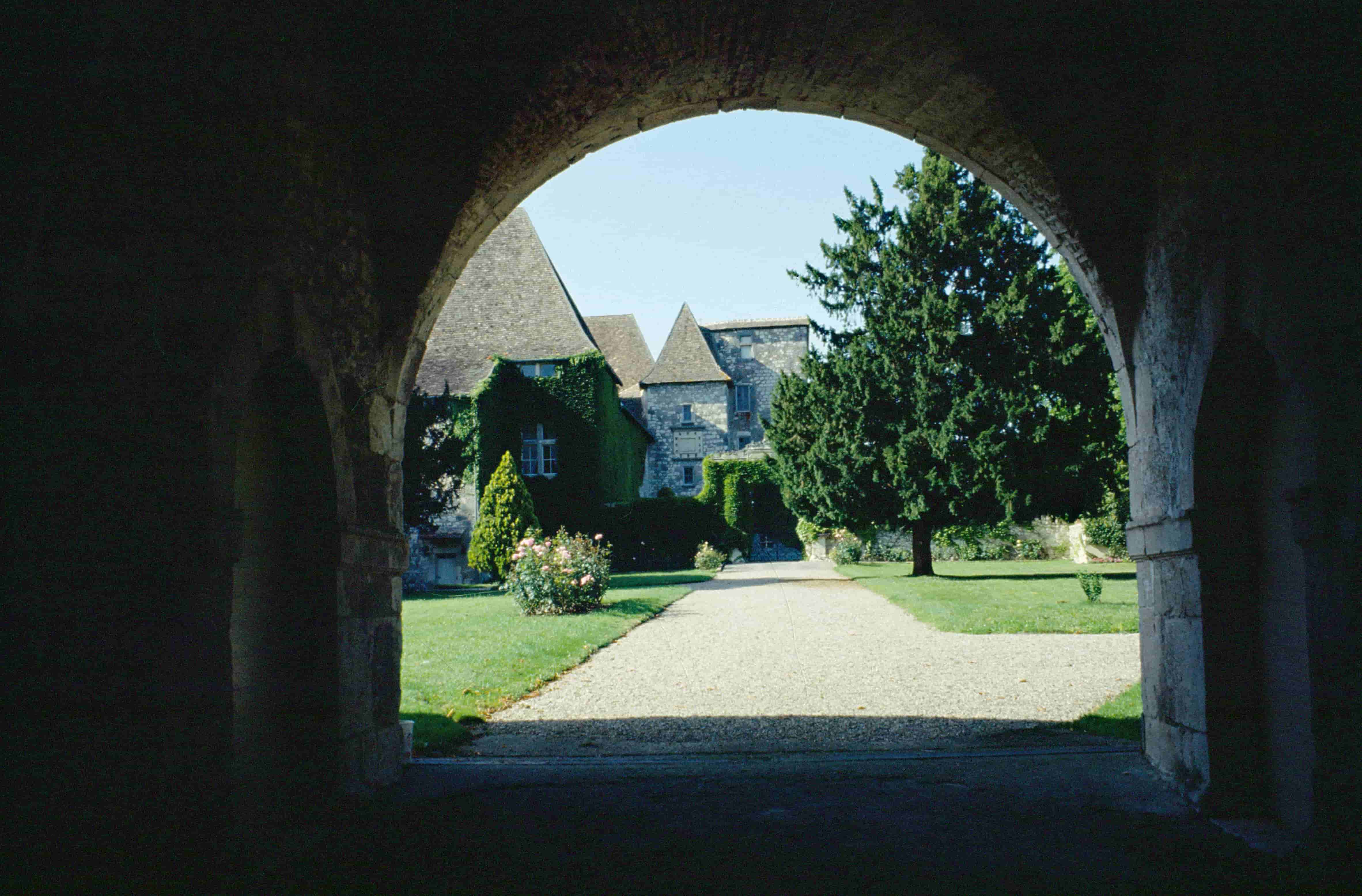La cour des gardes du chateau de born