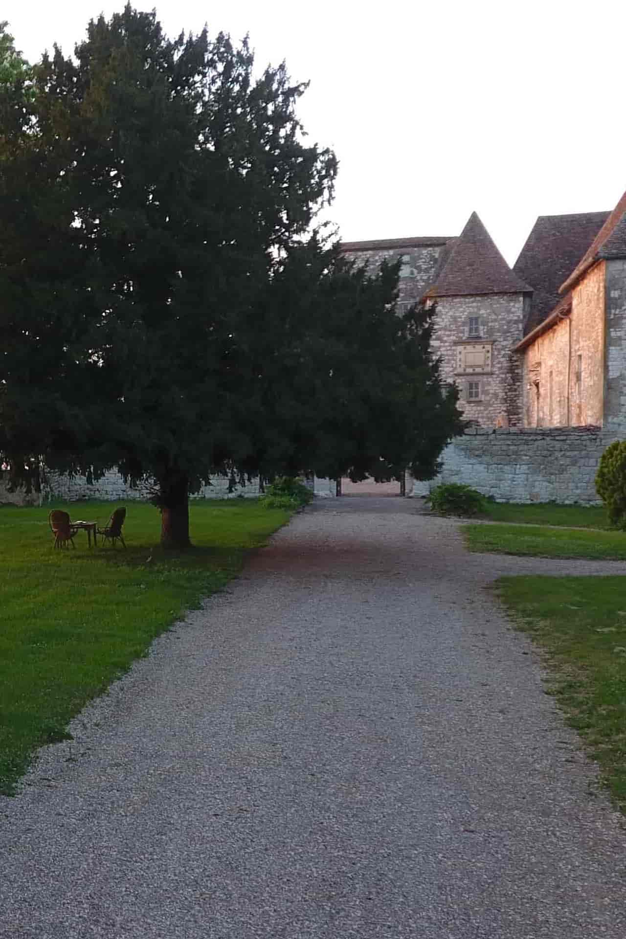 La cour des gardes du chateau de born