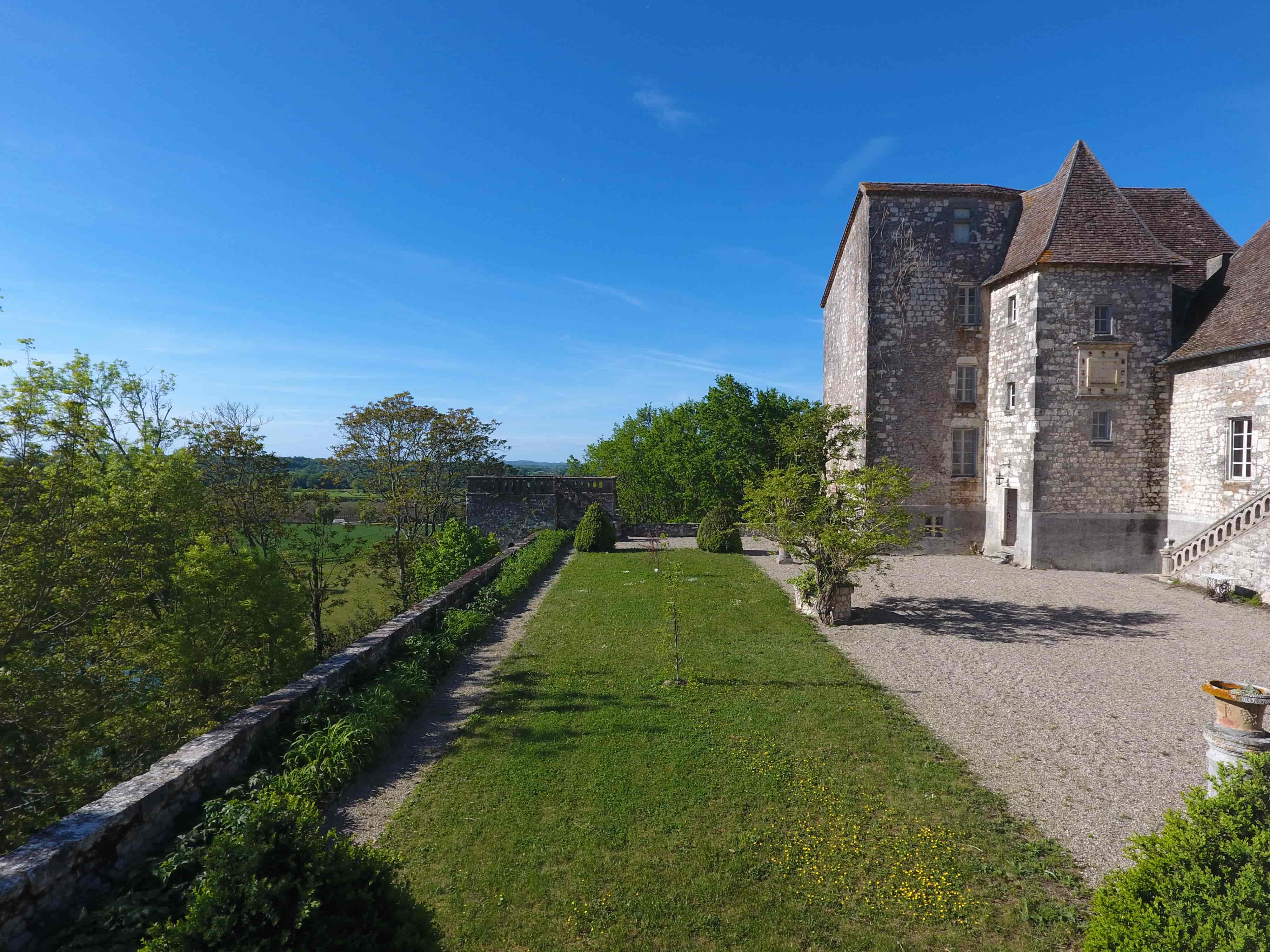 La cour d’honneur du chateau de born